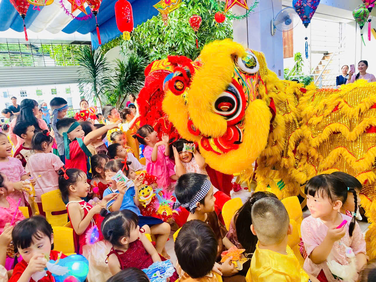 Bé vui trung thu 2025